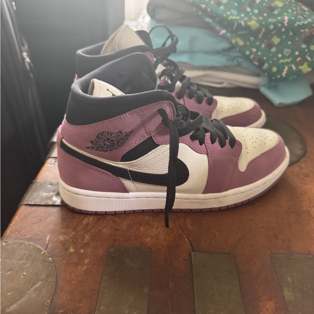 Women’s Air Jordan 1 Mid SE’ Berry Pink